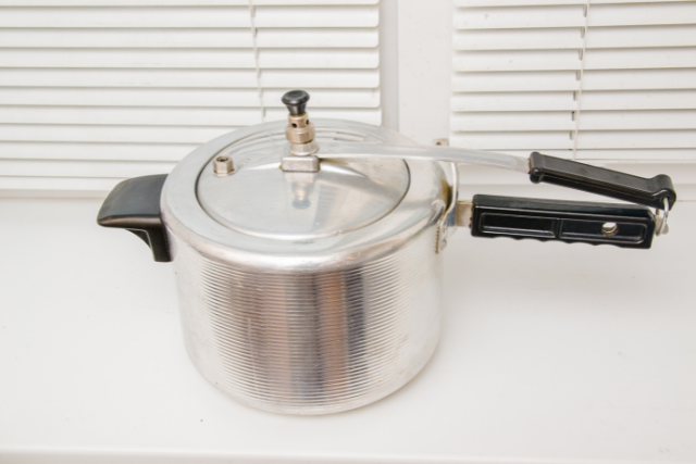 Stovetop pressure cookers